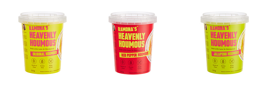 Drie kunststof potten gevuld met hummus van het merk Ramona's